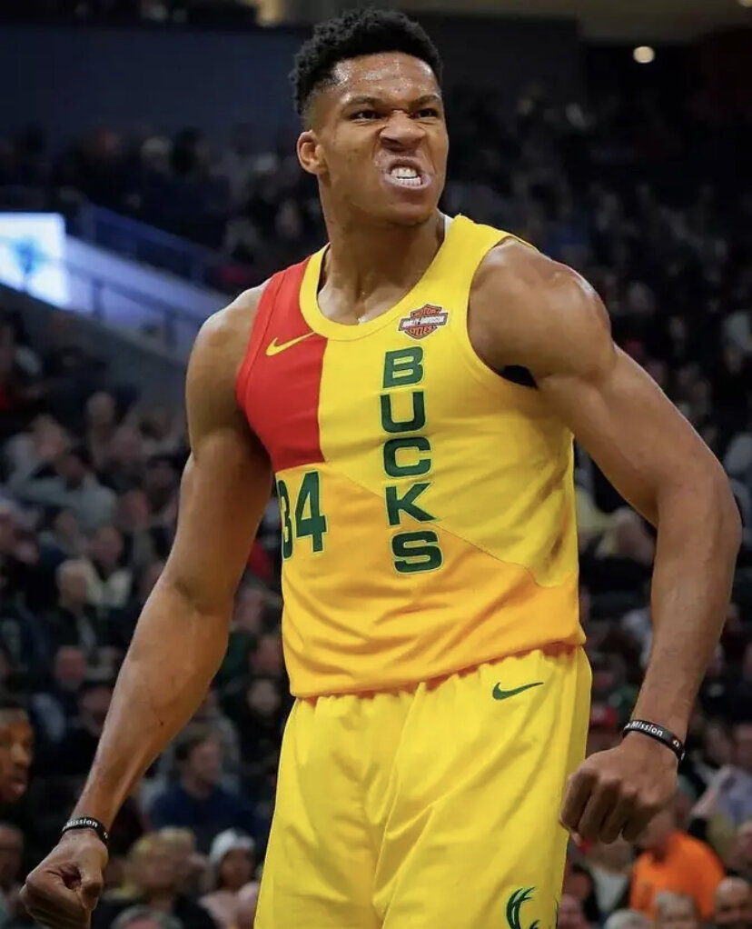 Яннис Адетокунбо в форме Милуоки Бакс.