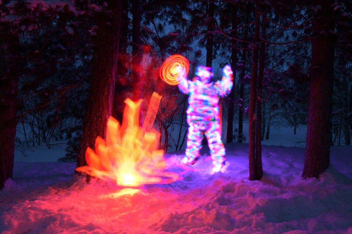 Попытки создать изображение человека, типа камлающий Шаман))) Использовано четыре источника света. Светографика. 