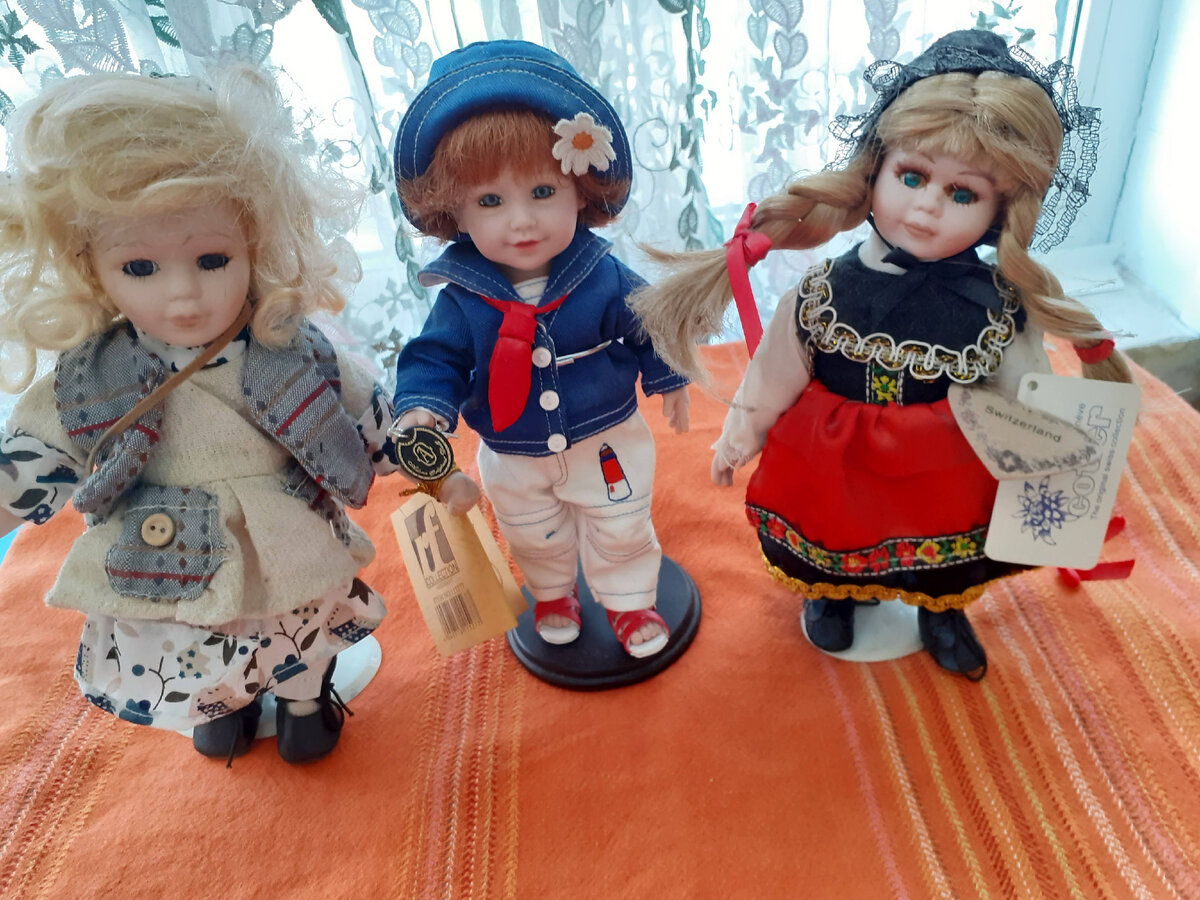 Слева германская Puppen, в центре Сендис, справа швейцарская коллекционная куколка HEIDI из Geneve. Фото автора.