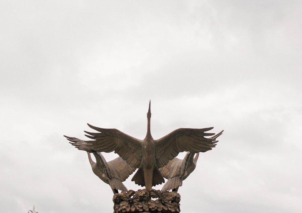 Скульптурная группа "Три аиста" на площади Независимости