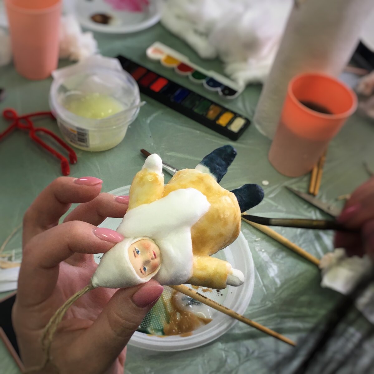 Процесс работы над ватной игрушкой.
