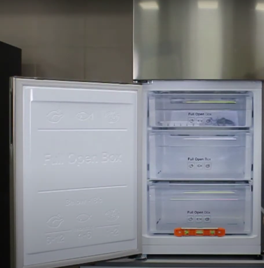 Выставляем по строительному уровню