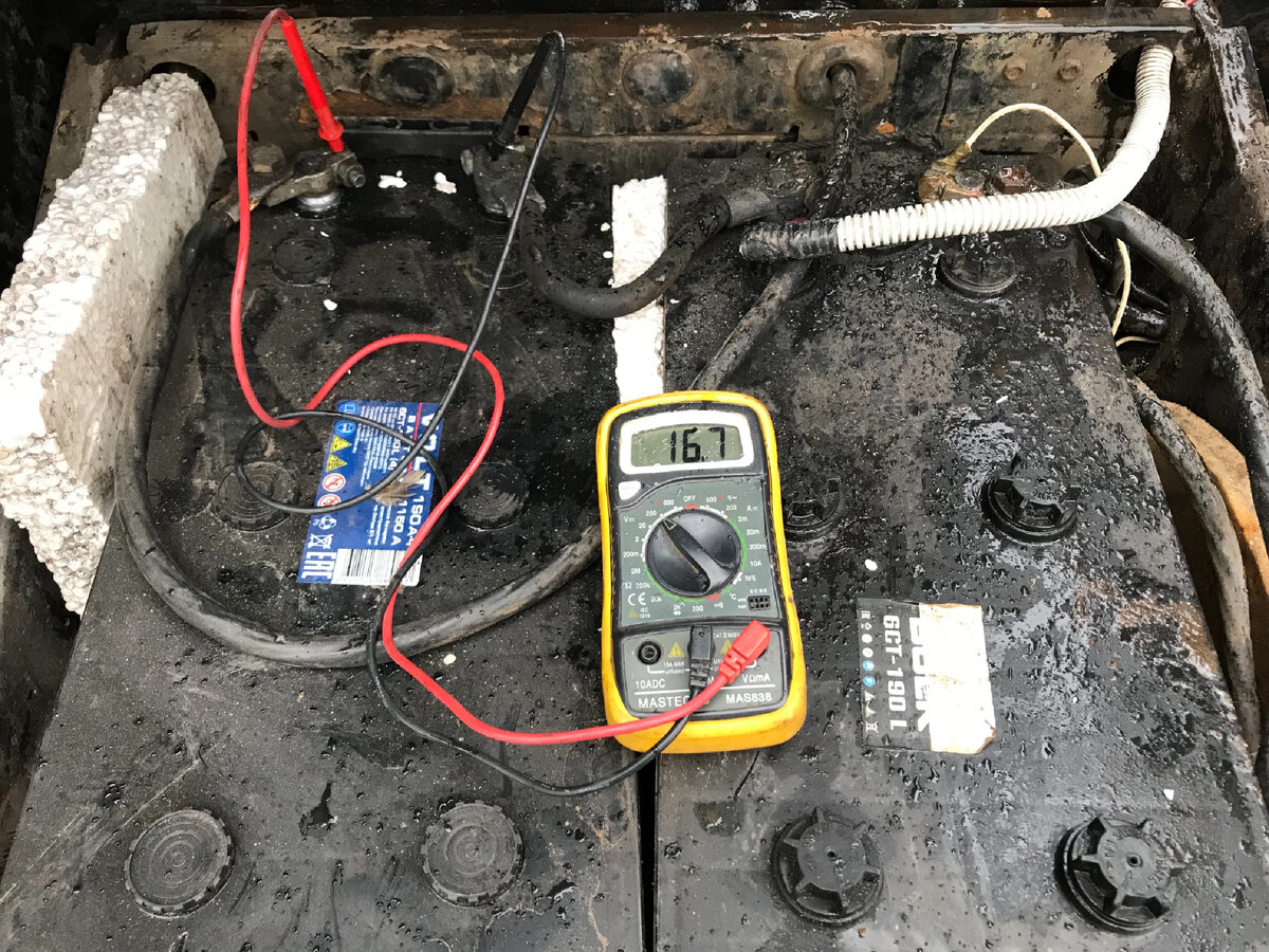 Напряжение на левой АКБ повышенное «перезаряд». Фото Тищенко Васили.