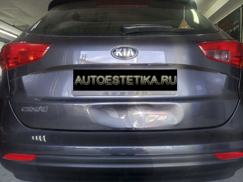 Вмятина на крышке багажника автомобиля.