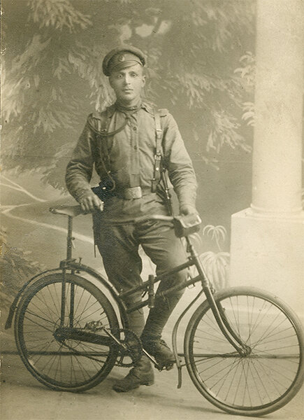Нижний чин самокатной роты в летней форме с "Самокатом Жерара". Фото 1914 года из коллекции Веломузея Андрея Мятиева.