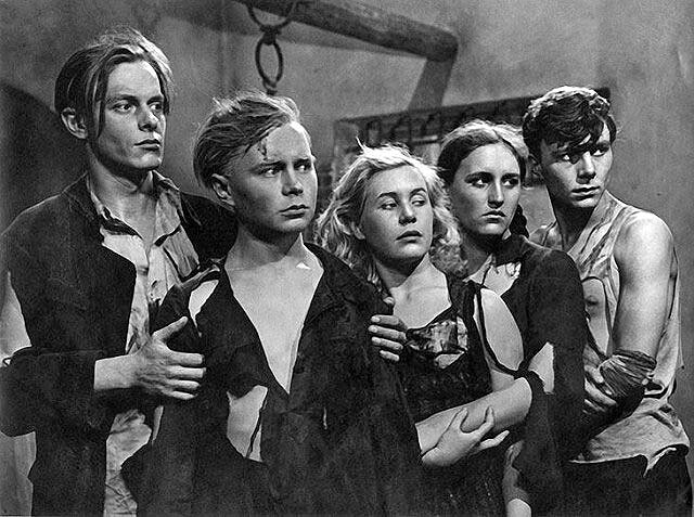 Дебют в кино — роль Ульяны Громовой в фильме «Молодая гвардия», 1948 год. Фото: ru.wikipedia.org