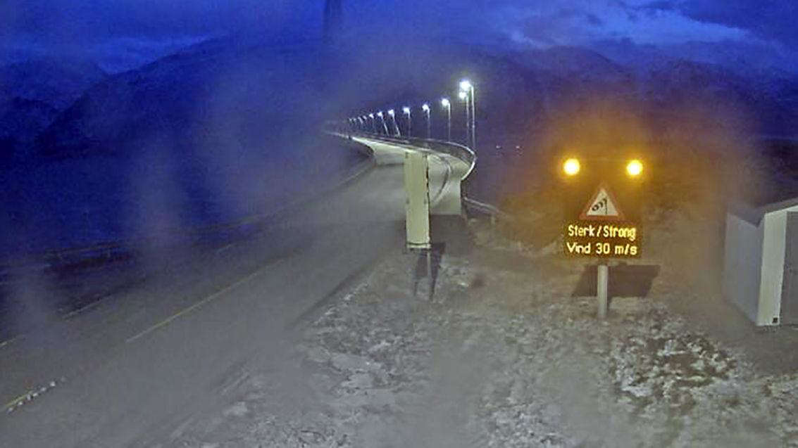 Фото с веб-камеры Норвежского управления общественных дорог на мосту Хельгеланд в январе, когда бушевал Шторм Франка. предоставлено ABC News