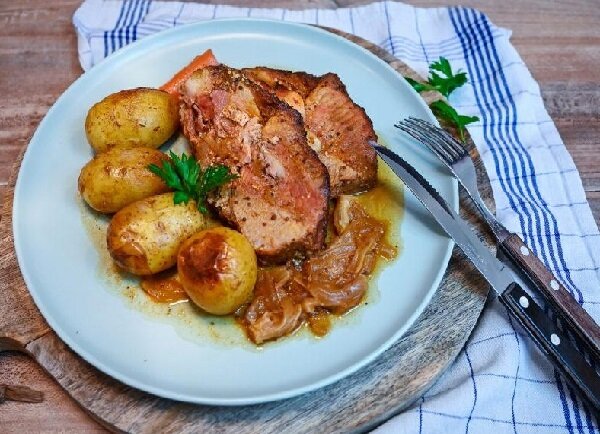 Свинина, запечённая с картошкой и сыром в духовке: рецепт - Лайфхакер