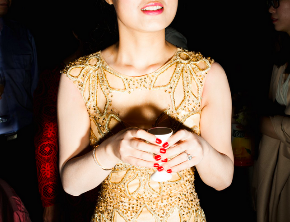 Китайская невеста поднимает бокал с рисовым вином. Этому напитку уже более 9 тысяч лет – химический анализ обнаруженного во время раскопок сосуда подтвердил: в сосуде хранился приготовленный человеком алкогольный напиток. Фото: Брайан Финке