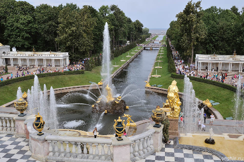 Петергоф, Большой каскад с фонтаном "Самсон" в центре. Струя бьет вверх на 21 метр без насоса, только за счет разницы расположения резервуаров по высоте