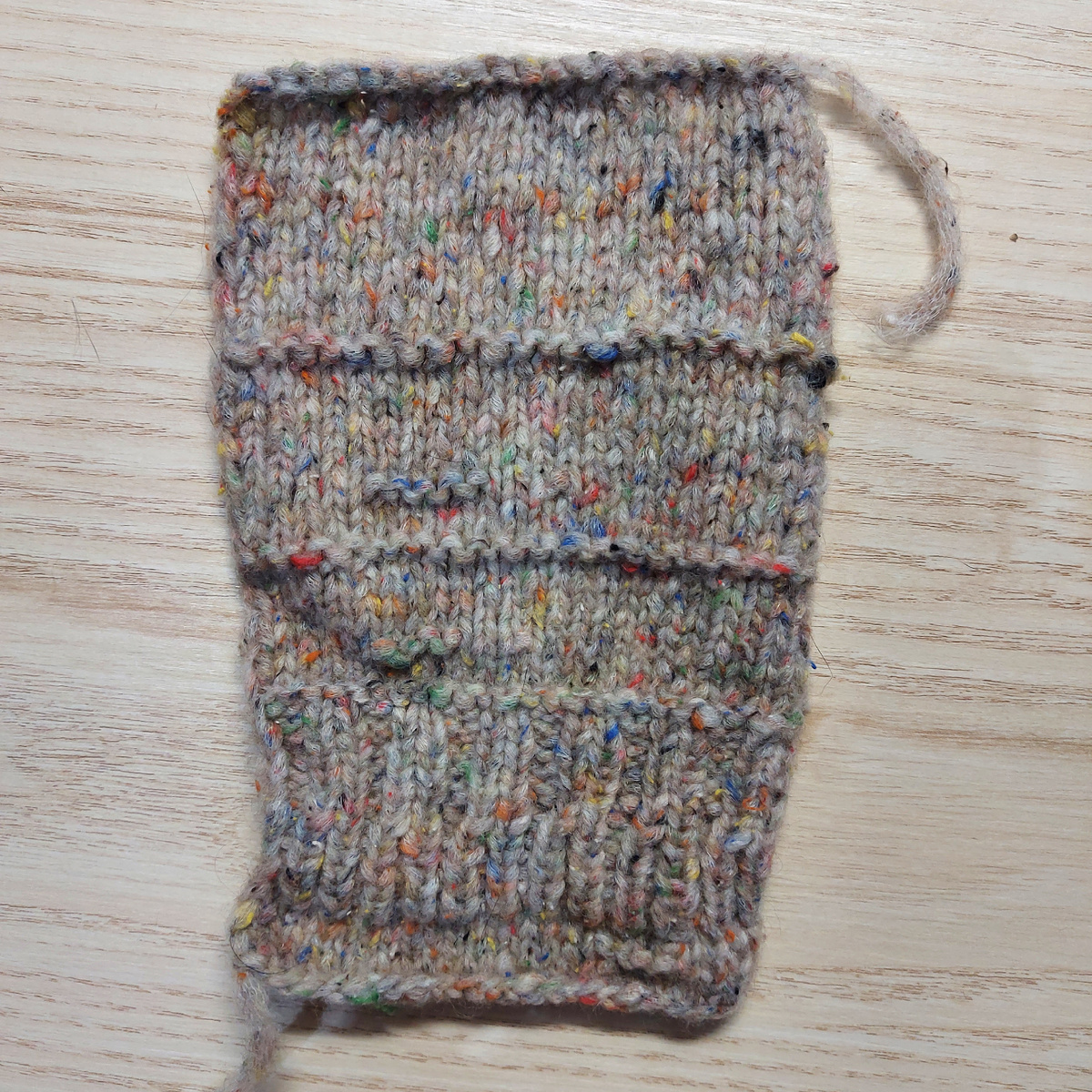 Верхняя полоса - спицы 6 мм, резинка 2х2 - спицы 4мм