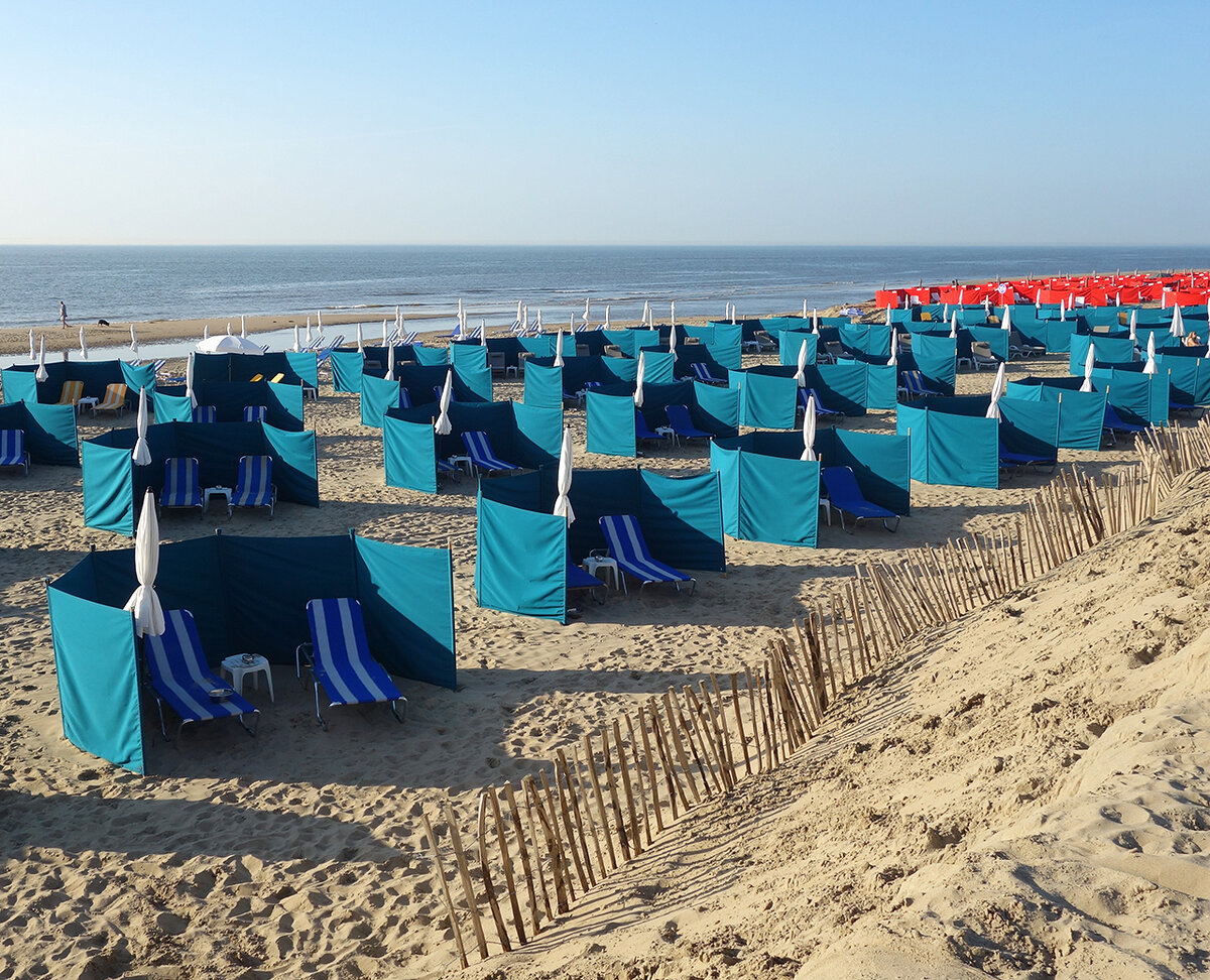  На Северном море загорать надо, закрывшись от ветра.