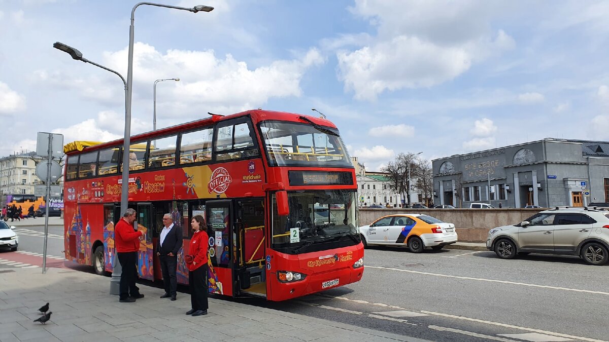 Остановка автобуса с аудиогидом на Арбате