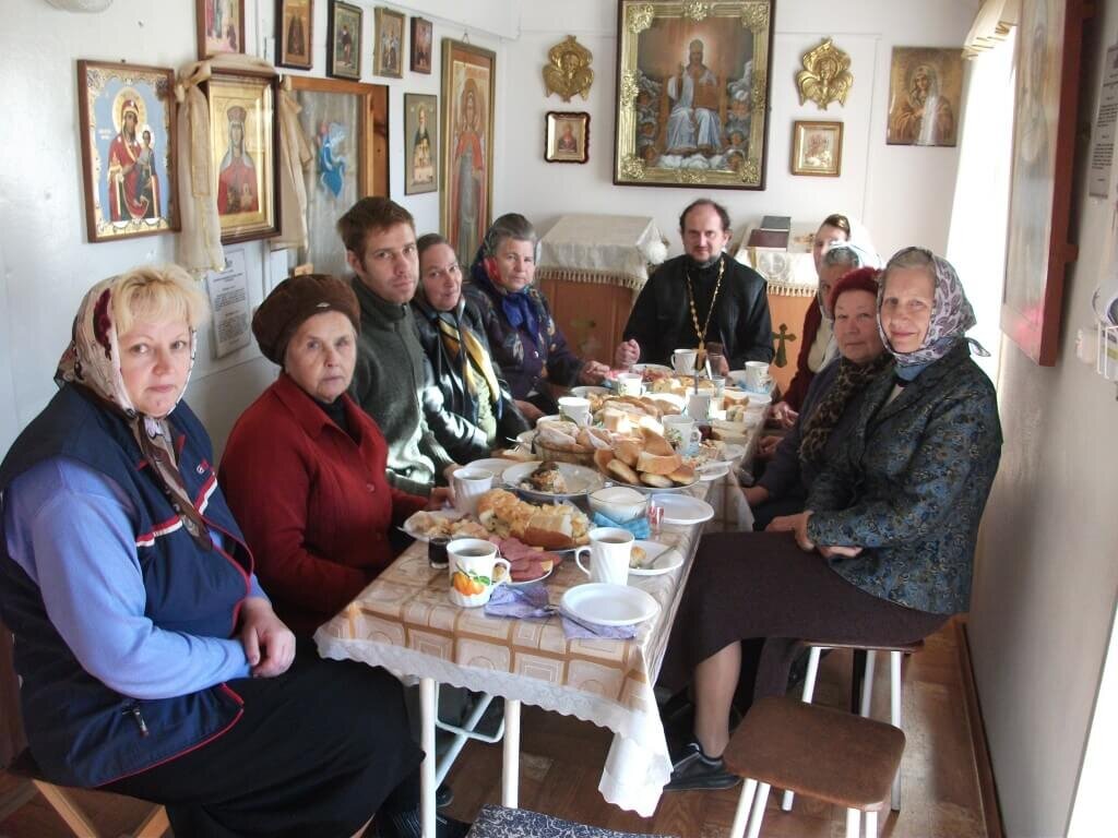 Что раздают на поминках на 9. Поминальный стол. Трапеза в храме. Поминальный стол в храме. Поминки застолье.