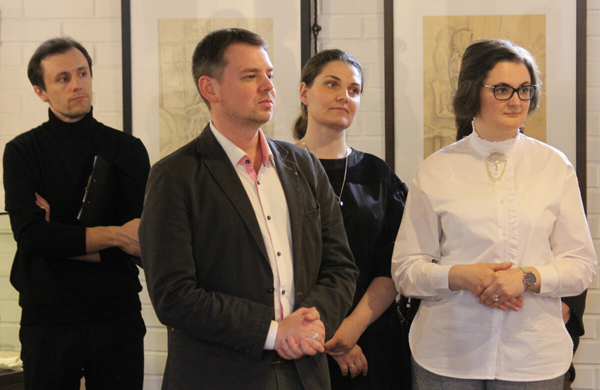 Директор Борис Иогансон с сотрудниками экспозиционного отдела музея-заповедника на открытии выставки. 