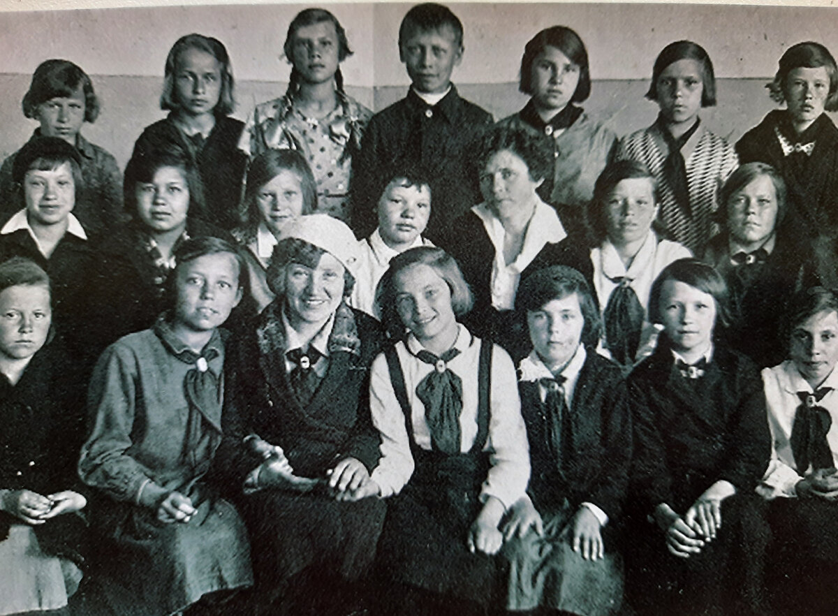 Бабушка в первом ряду в беретке