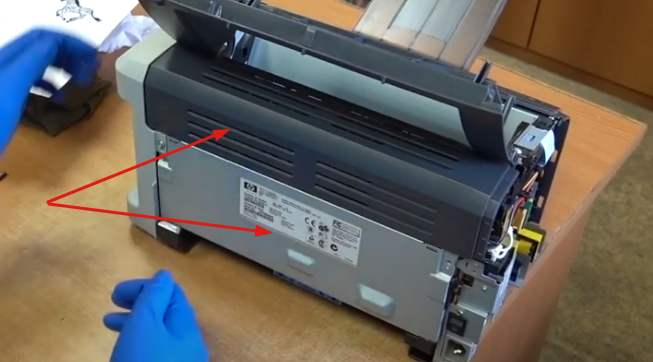 Винты, которые нужно выкрутить