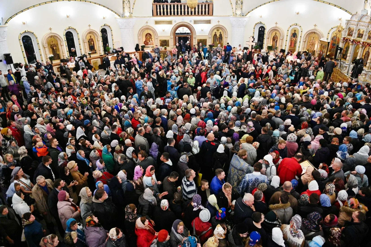 Огромное скопление народу в храме