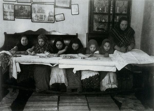 Вышивальщицы. Село Лысково Нижегородской губернии. 1900-е. https://pulson.ru/istoriya-i-retro/krestyane-za-rabotoy-37-foto.html
