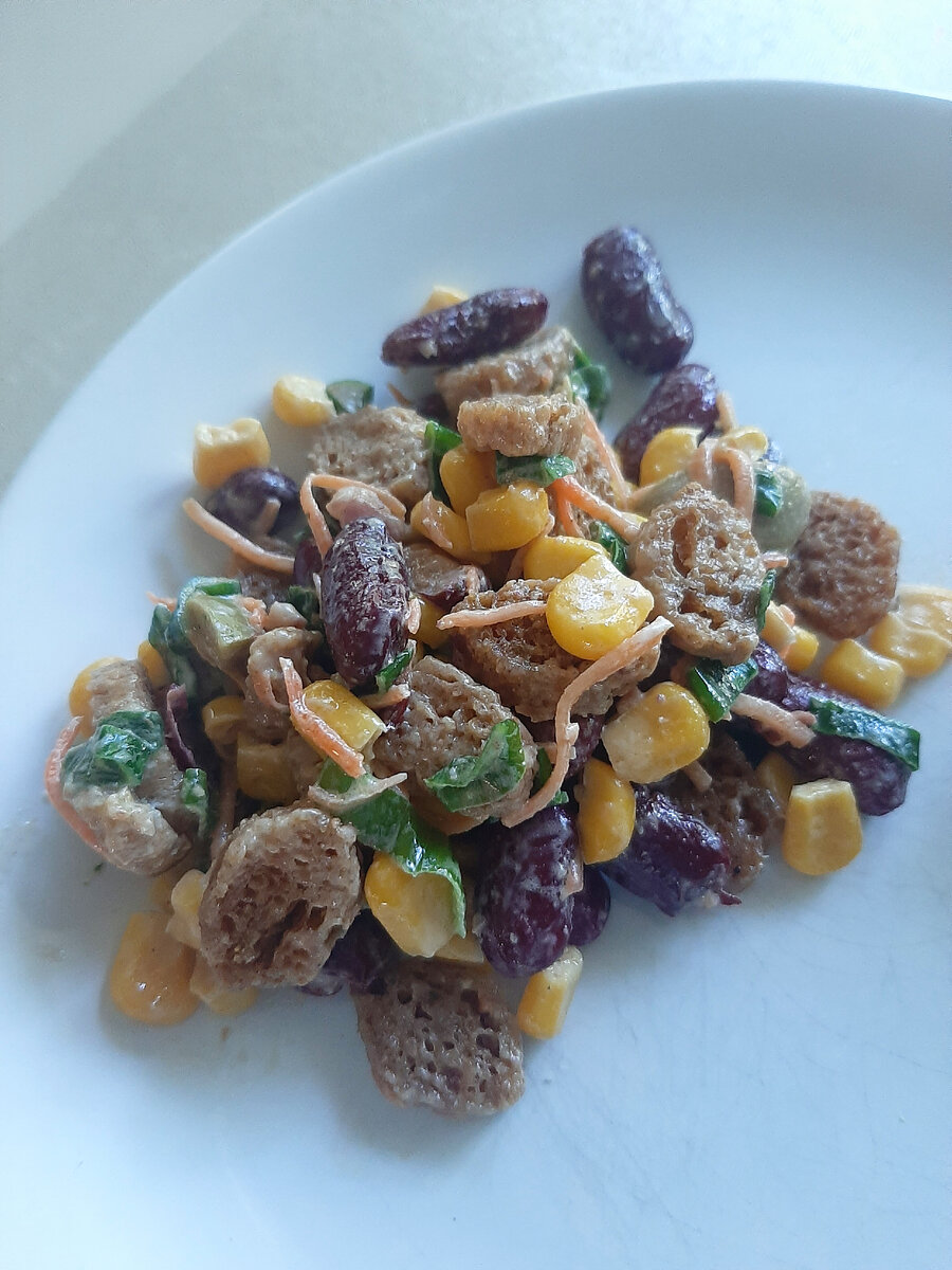 Салат с сухариками, кукурузой и морковью по-корейски получается сочный на вкус и яркий. 