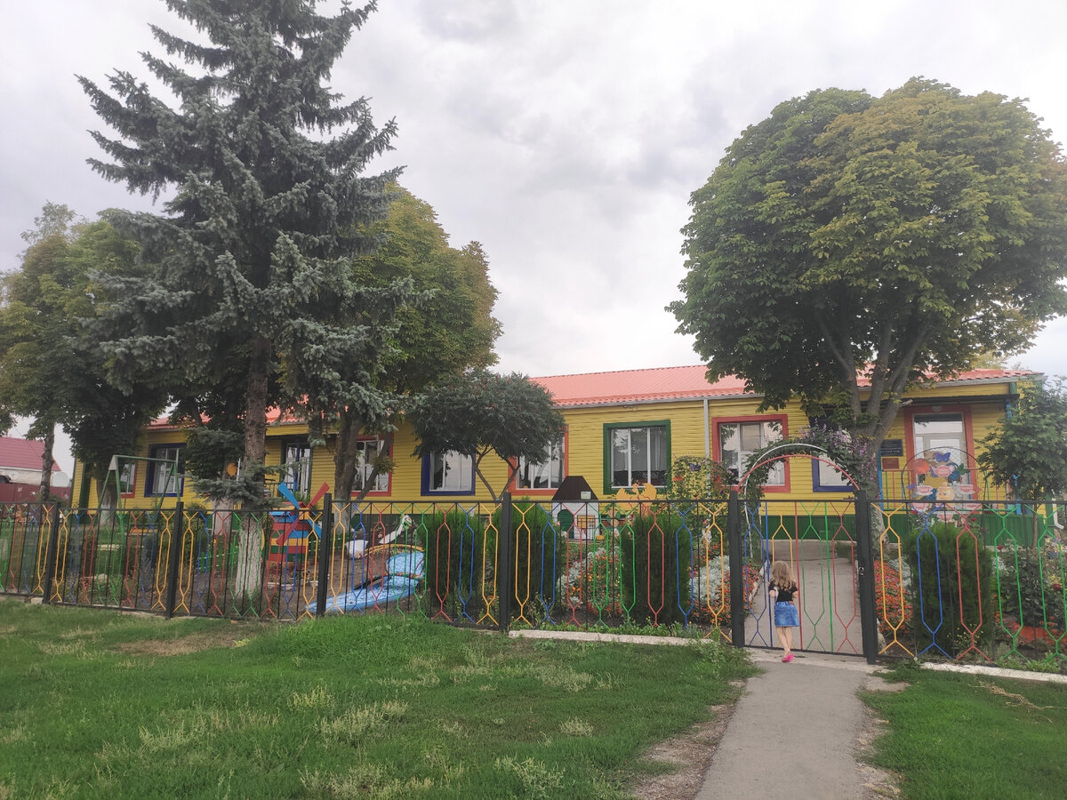 Правда, через такой забор мой ребёнок легко смог пролезть, а это - безопасность...