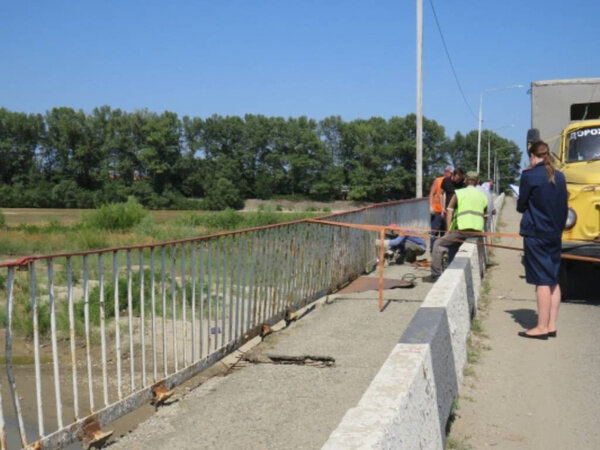 Мост, на котором провалились мужчина и ребёнок. Фото © СУ СК РФ по Краснодарскому краю