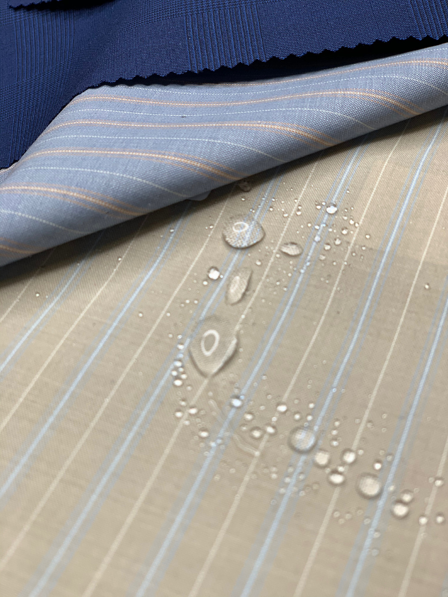 Ткани 160’S английского бренда Holland and Sherry имеют специальное покрытие. Дождь этим тканям не страшен 