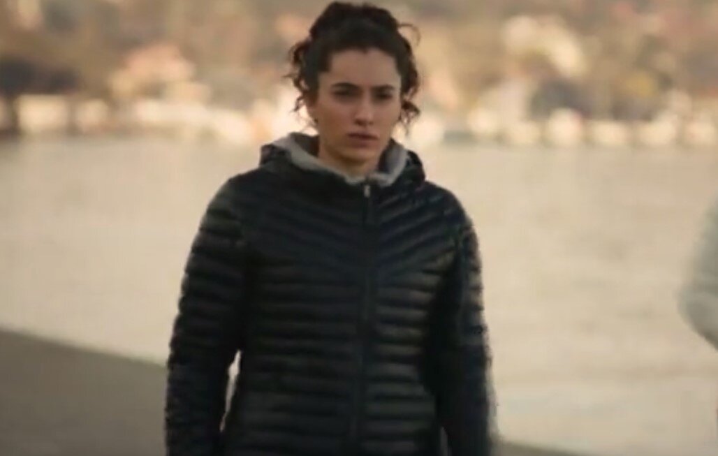 Зейнеп видит во всех незнакомцах Керема, кадры из сериала "В ожидании солнца"