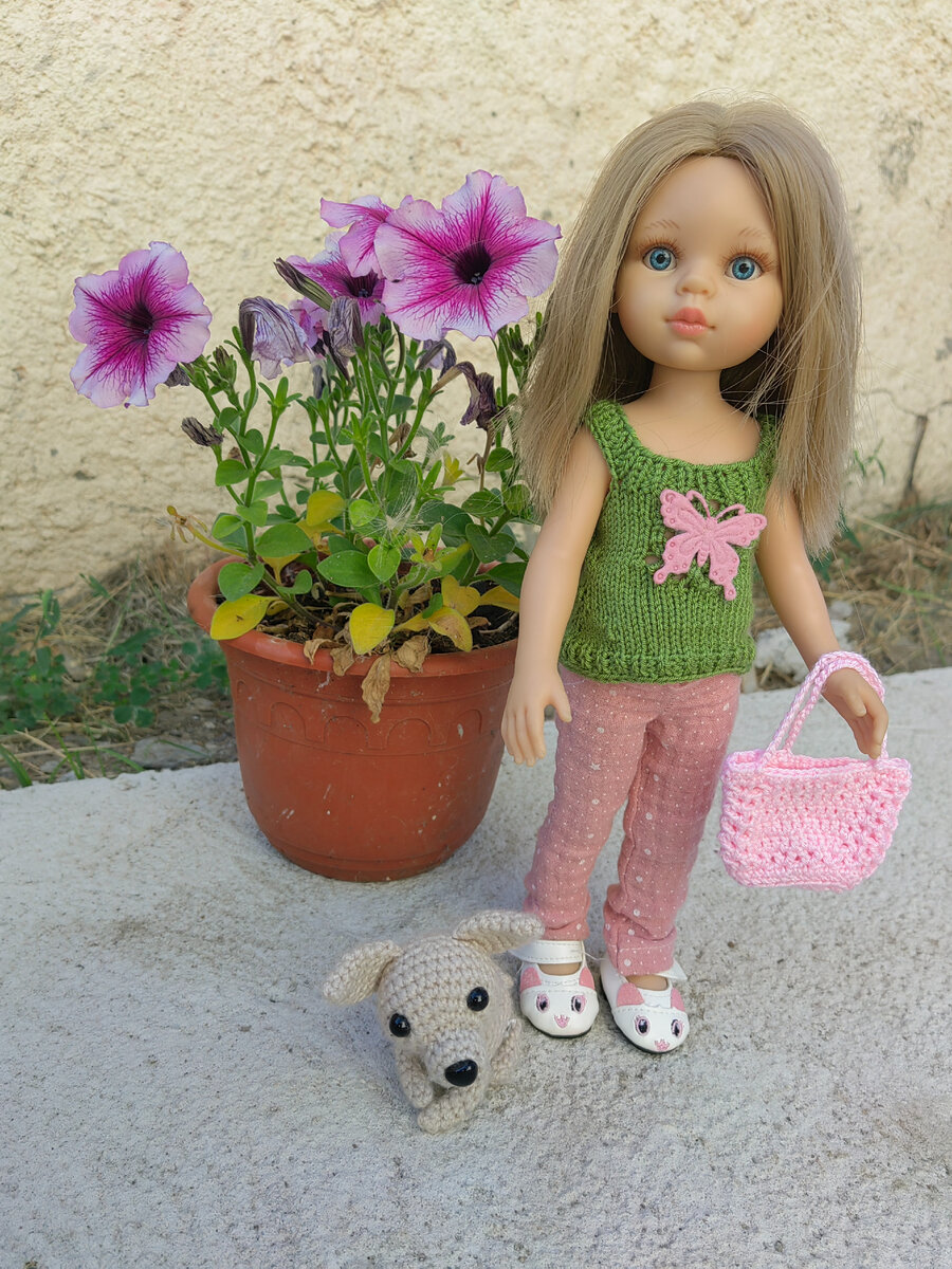 Вязала я ажур по центру, а дочь сказала, что там нужна бабочка. Ажур-то цветочный) Нектар пьет) В общем, не смогла отказать, прикрепила бабочку