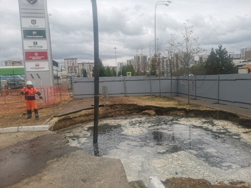     Казанские власти объяснили причину «потопа» на улице Чистопольской. Ответ исполкома появился в Telegram-канале мэрии города.