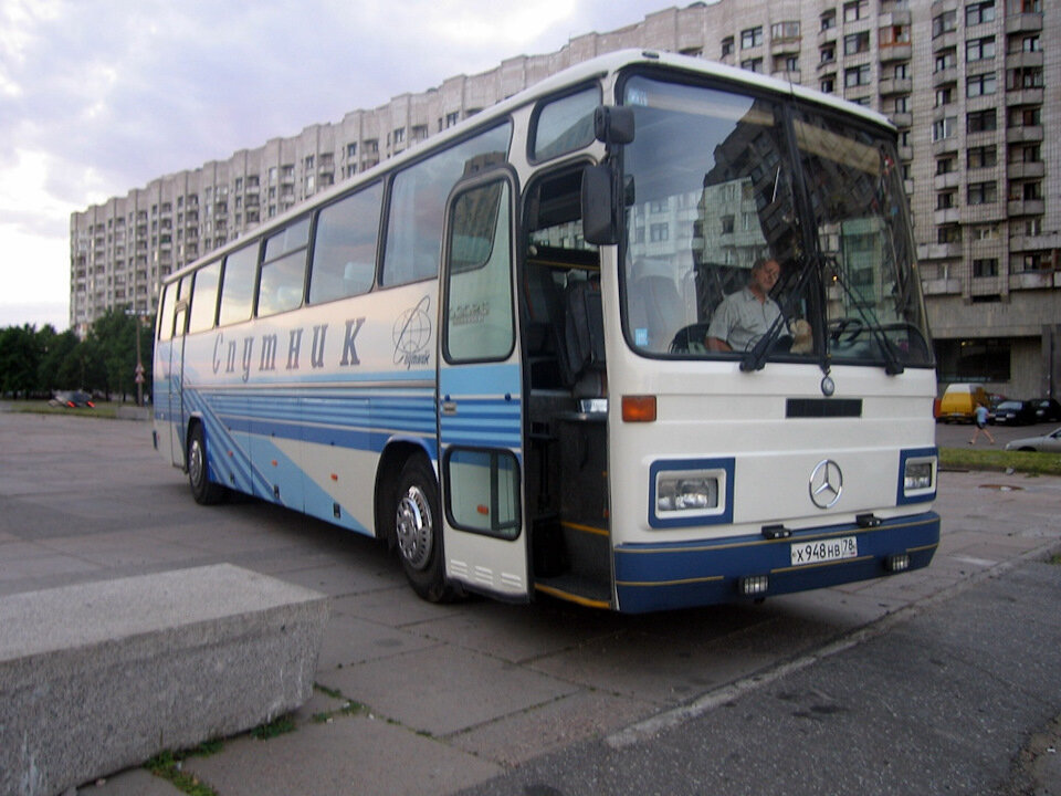 Автобус Mercedes Otomarsan O302S в оригинальной окраске для БММТ «Спутник», Санкт-Петербург, 2005г. Автор фото Алексей Бараш, источник - fotobus.msk.ru.
