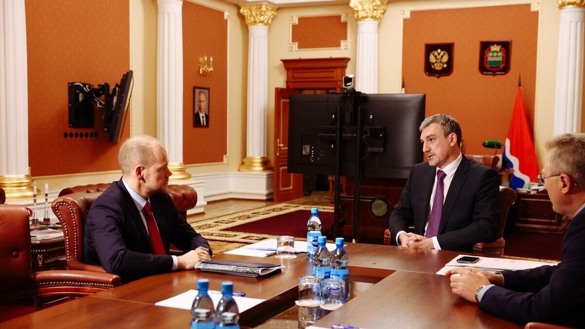    Губернатор Амурской области Василий Орлов и директор по инвестициям ГК "Содружество" Павел Зарьков обсудили подготовку строительства в завода по глубокой переработке сои© Фото : Правительство Амурской области
