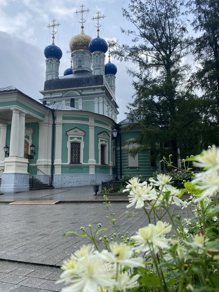 Введенский храм в монастыре Оптина Пустынь 