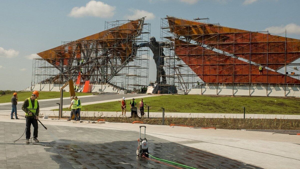    В Курской области сегодня, 23 августа, выступят Михаил Пореченков и Константин Хабенский