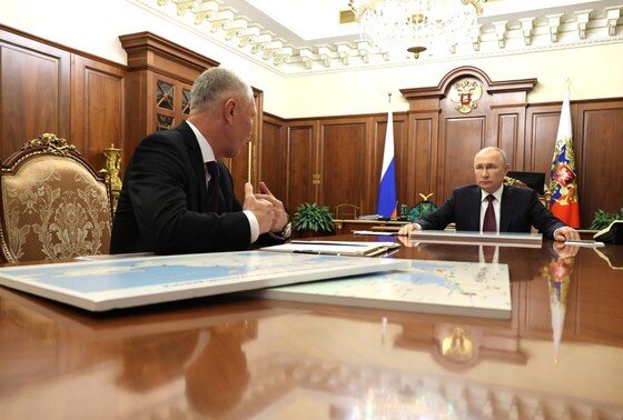    Президент РФ Владимир Путин и врио губернатора Херсонской области Владимир Сальдо (слева)