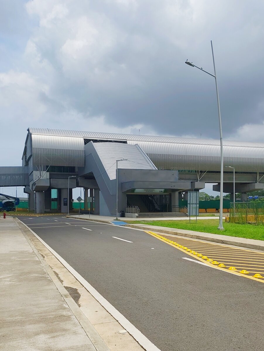 Станция метро "Aeropuerto".