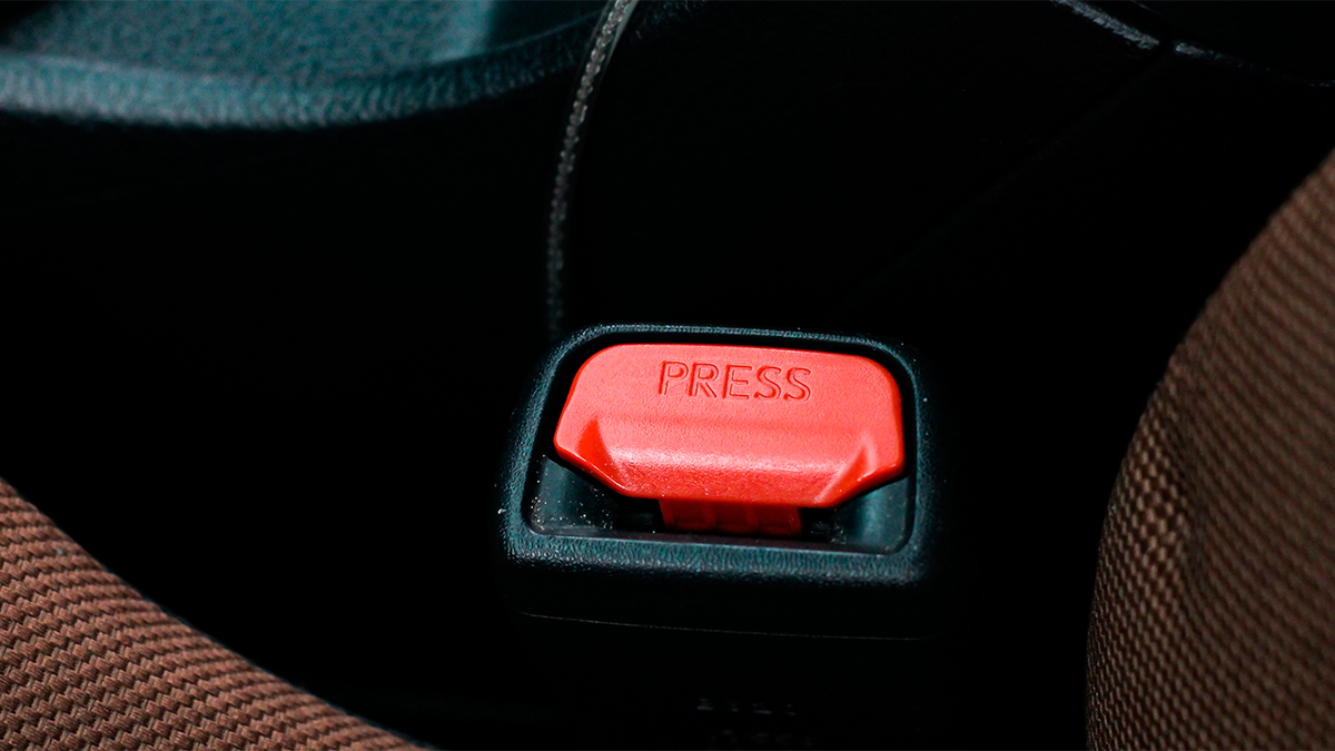 Замок ремня безопасности. Источник изображения: Rizky Rahmat Hidayat / Shutterstock.com