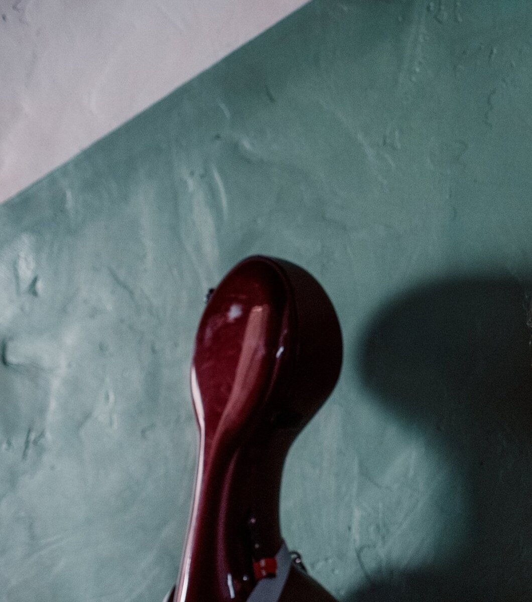 Кадр из сериала "Надвое". Футляр виолончели и его тень.