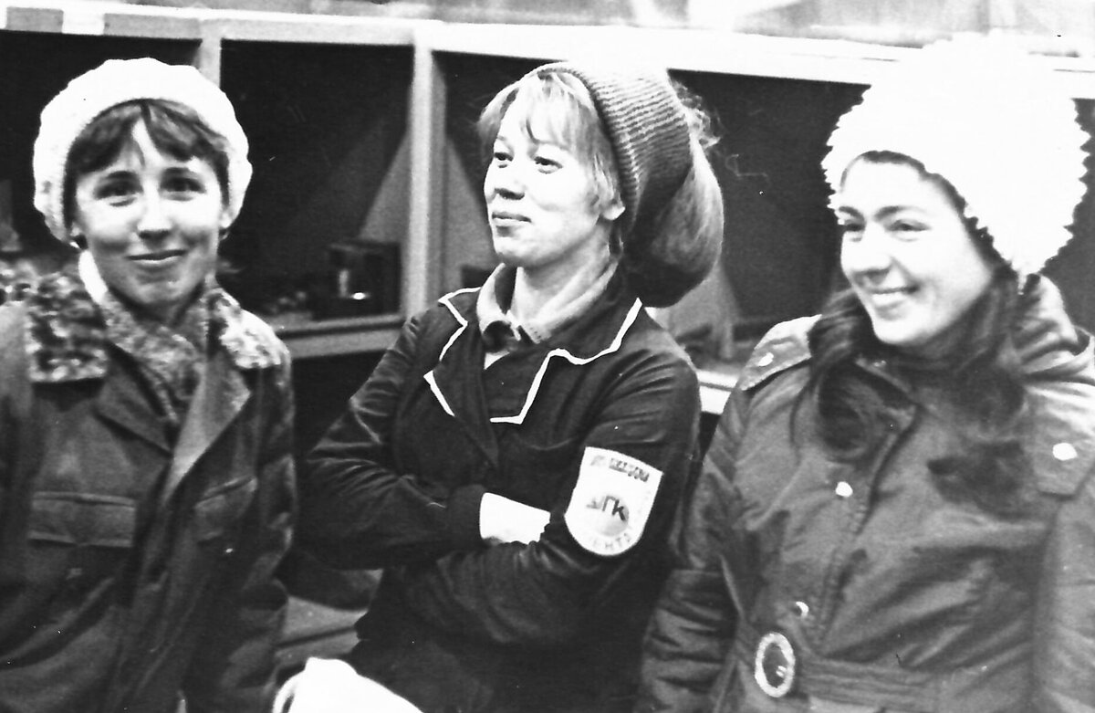 1974 год. Слева направо: 1. Изотченко Шаншета Ивановна – контролёр БТК ЭЦ УГК КАМАЗа. 2. Ганиева Любовь Алексеевна - контролёр БТК ЭЦ УГК КАМАЗа. 3. …