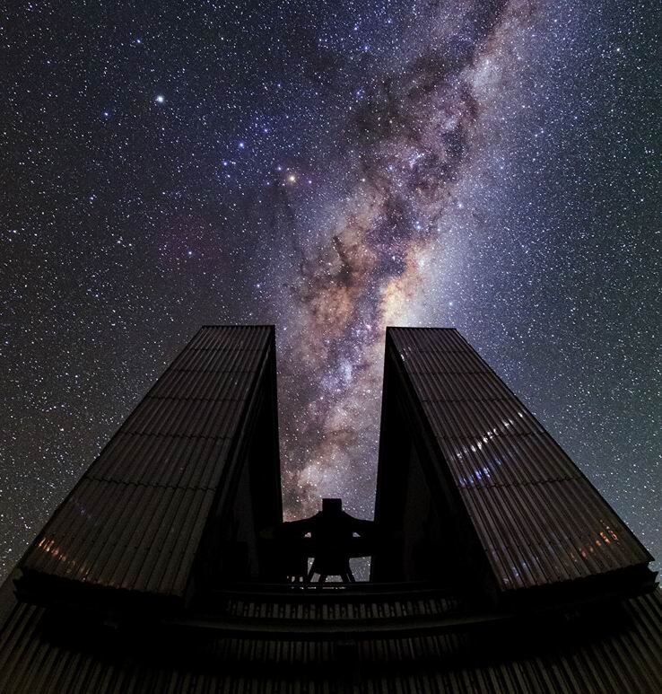 В дни равноденствий Солнце по самым простым и понятным астрономическим и геометрическим причинам появляется над горизонтом точно на востоке и исчезает точно на западе. Но древнеегипетские пирамиды по ряду причин, как идеологических, так и технологических, всегда были очень точно сориентированы по сторонам света. Без этого истинную пирамиду (в виде геометрического полуоктаэдра) технически просто не удастся построить.  Скольжение первого (и последнего) солнечного луча в дни равноденствий по поверхностям северных и южных граней пирамид (особенно тогда, когда никому еще и в голову не приходило ободрать с них облицовку) – это очень красивое, но всего лишь случайное второстепенное совпадение последствий двух не связанных друг с другом причин.
… вопрос о том, могла ли она использоваться, подобно своему почти-ровеснику Стоунхенджу и многим иным архаичным постройкам и мегалитам, в качестве огромной астрономической обсерватории …