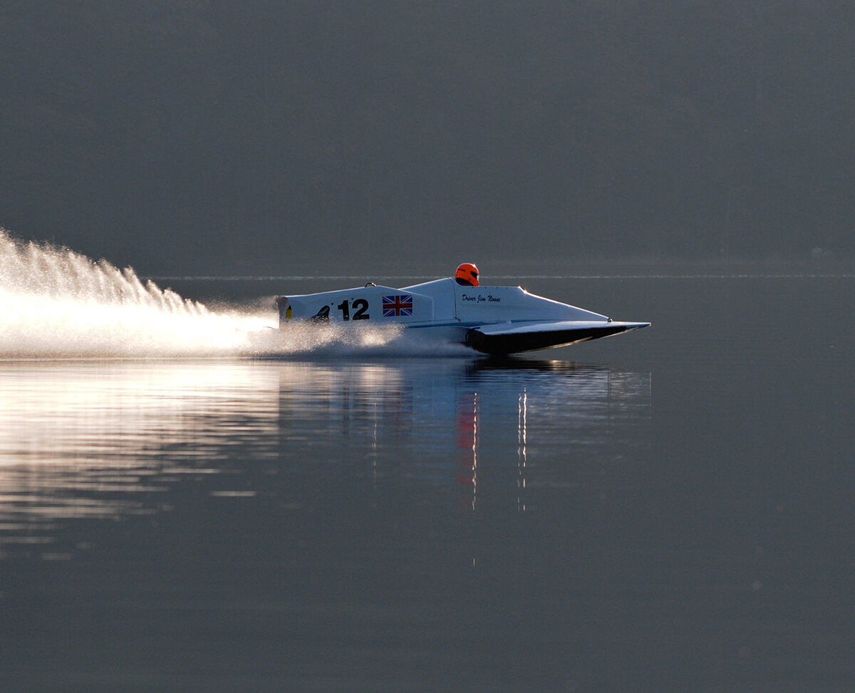 Скоростная длинная лодка. Яхта амг. Яхта рива исео. Самая большая скорость лодки. Лодка powerboat.