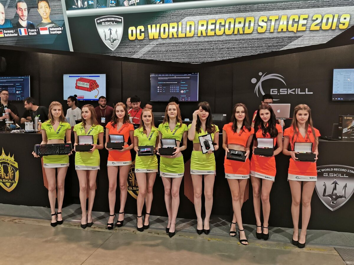 Традиционно на Computex много красивых моделей, но раньше они все были азиатками. Ну, почти все. В этом году сплошь славянки