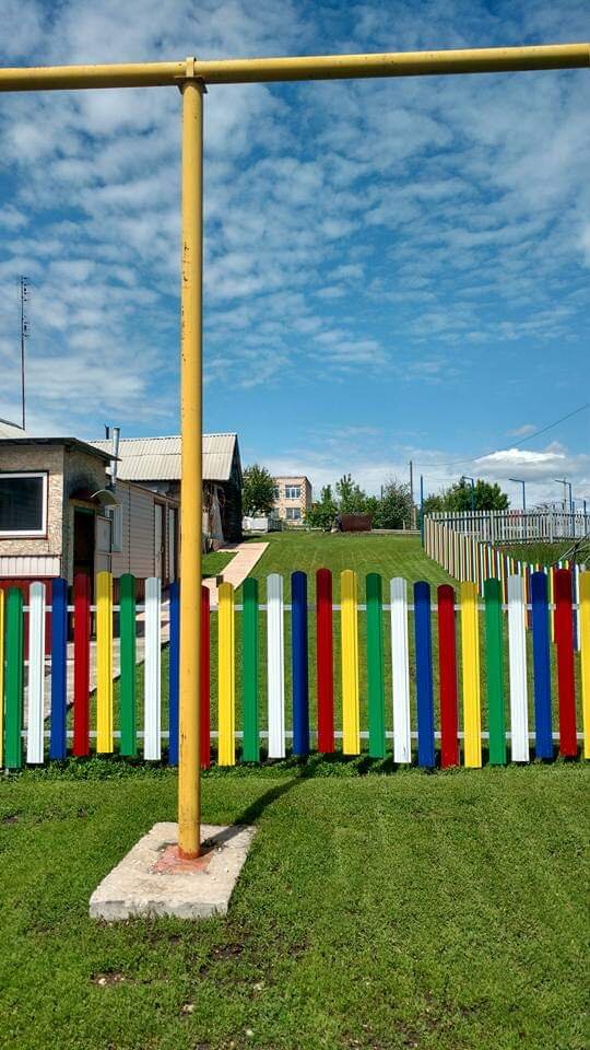 Двухэтажный дом на заднем плане - это школа 