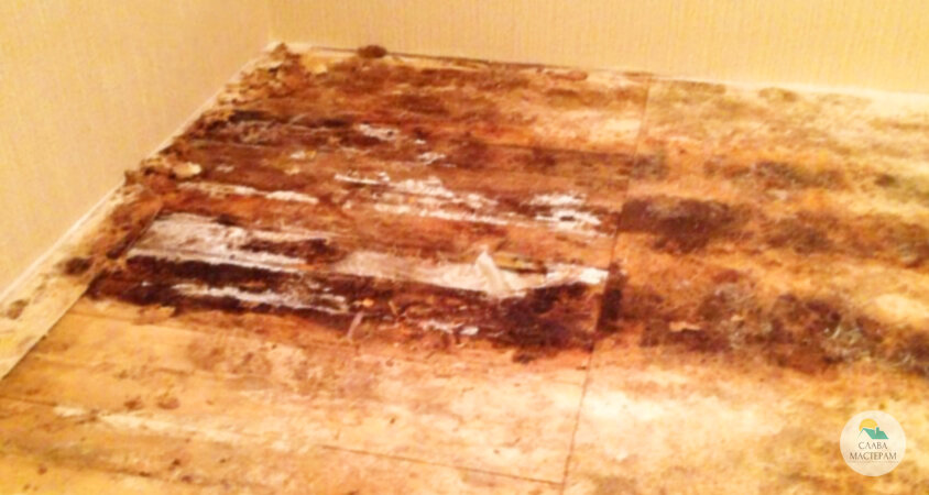 Слева видно доски, снят лист осб; справа - осб, не снят