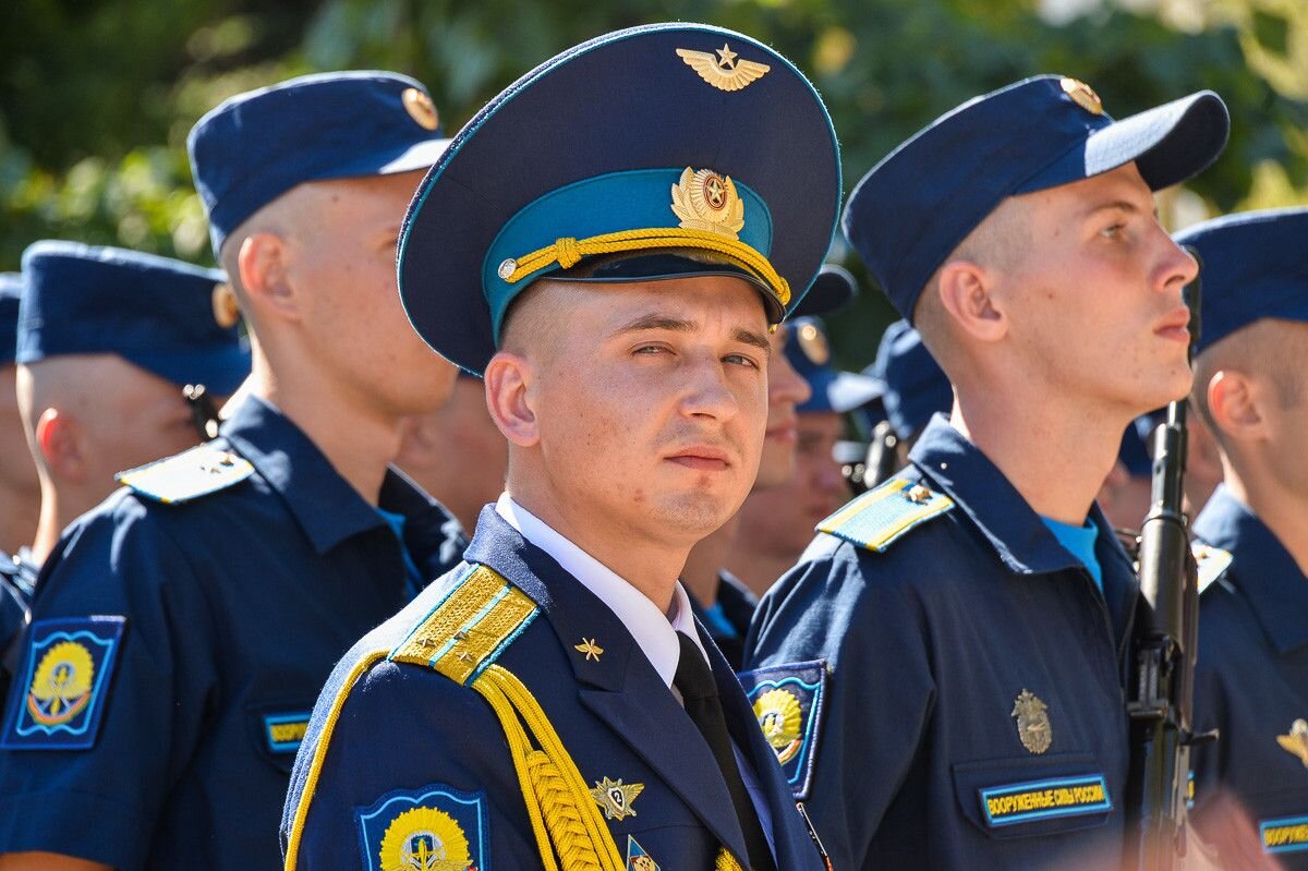 Высшее авиационное училище. Краснодарское высшее военное авиационное училище курсанты. Курсантки Краснодарского военного училища КВВАУЛ. Курсанты Краснодарского летного училища. Форма курсантов КВВАУЛ.