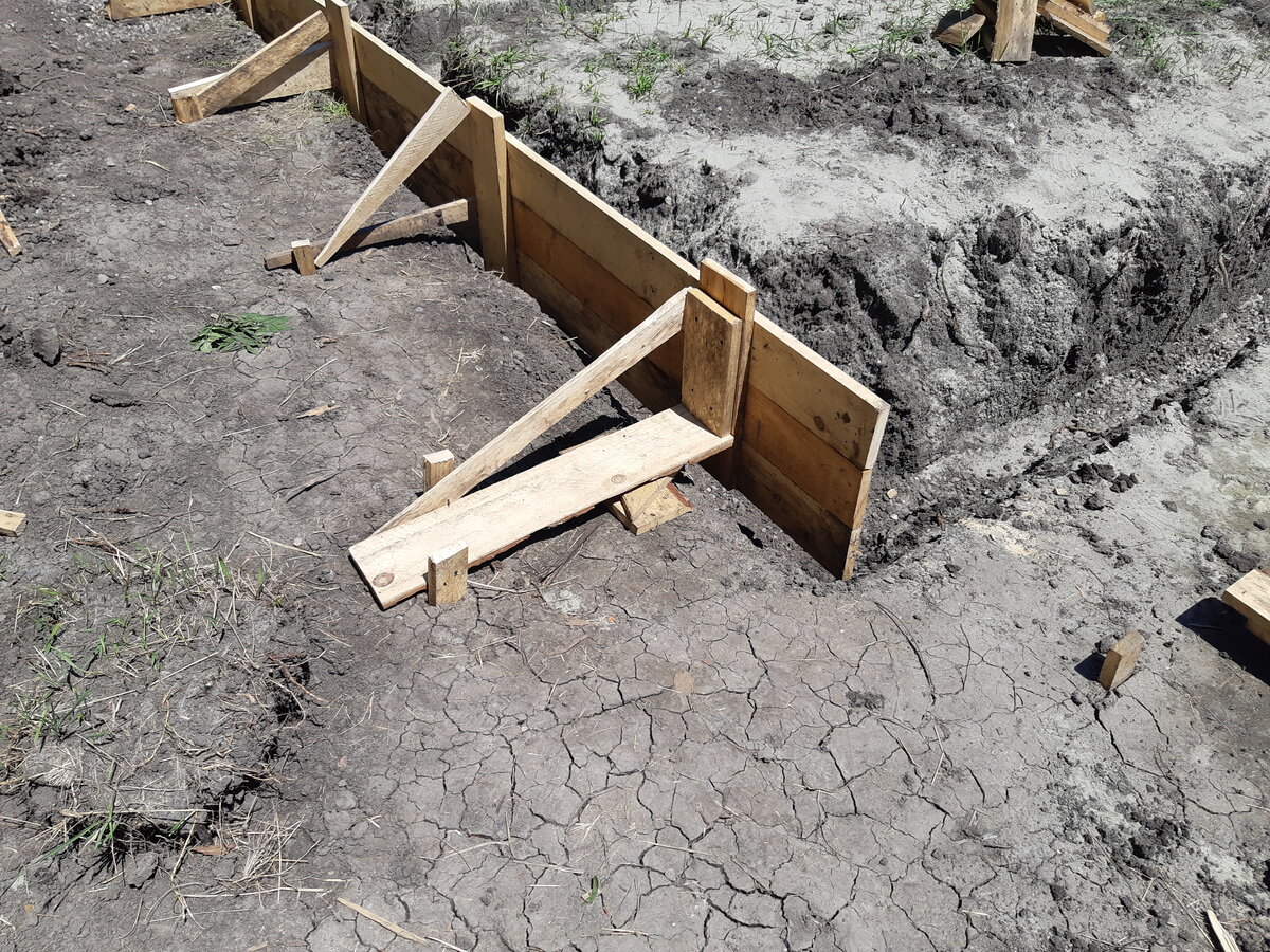 Мы собрали вот такие треугольники, прикрепили их кольями к земле и на них подвесили щиты опалубки.