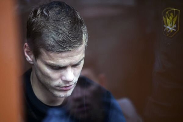 
Александр Кокорин до этапирования в колонию общего режима пройдет курс реабилитации в одной из клиник Москвы. Футболист продолжает испытывать дискомфорт после тяжелой травмы колена.
Бывший нападающий сборной России по футболу Александр Кокорин пройдет курс реабилитации в одной из клиник Москвы до того, как будет доставлен из Бутырского следственного изолятора в колонию общего режима, куда его этапируют по итогам решения Мосгорсуда от 13 июня. Футболист был признан виновным в избиении главы Минпромторга Дениса Пака, гендиректора НАМИ Сергея Гайсина и Виталия Соловчука, водителя ведущей Первого канала Ольги Ушаковой. Вместе с Кокориным по данному делу проходил его младший брат Кирилл, а также полузащитник «Краснодара» Павел Мамаев и Александр Протасовицкий.