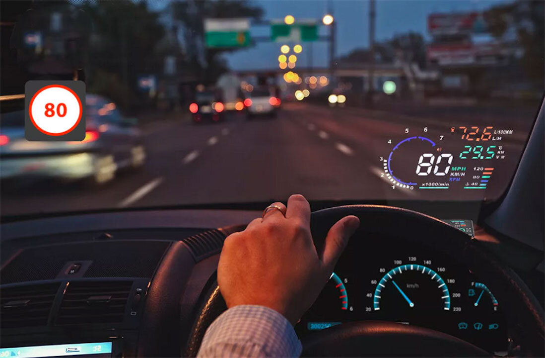 Проекция скорости автомобиля. HUD heads up display. Проекция на лобовое стекло Tesla. Спидометр на лобовом стекле. HUD проекция.