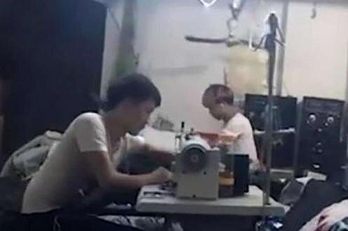 Подростки в швейном цеху в Китае. Кадр видеозаписи с сайта Scmp.com