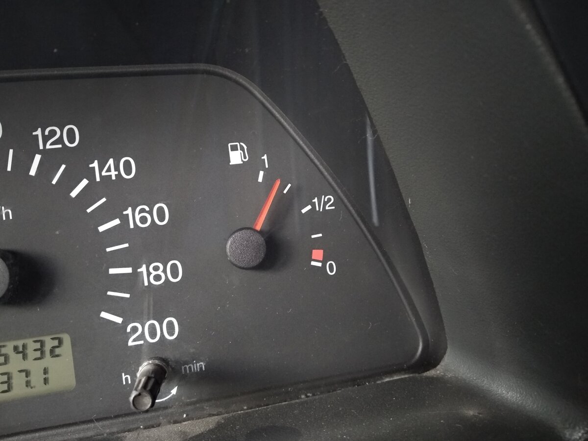 упала стрелка температуры. 2 бензин. автомобиль в жару. температура машины падает когда едешь. машина на солнце.